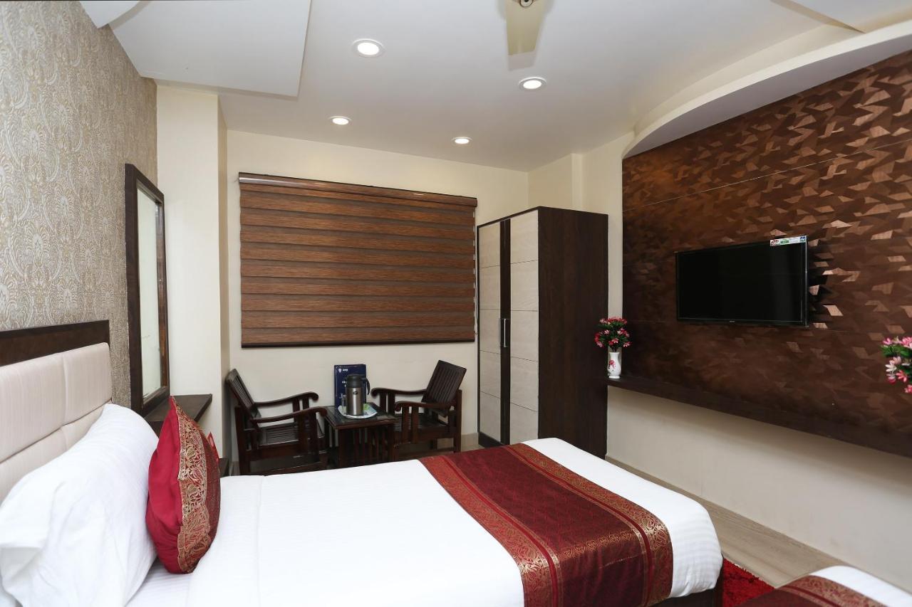 Oyo 10338 Hotel Aadesh Palace バラナシ エクステリア 写真