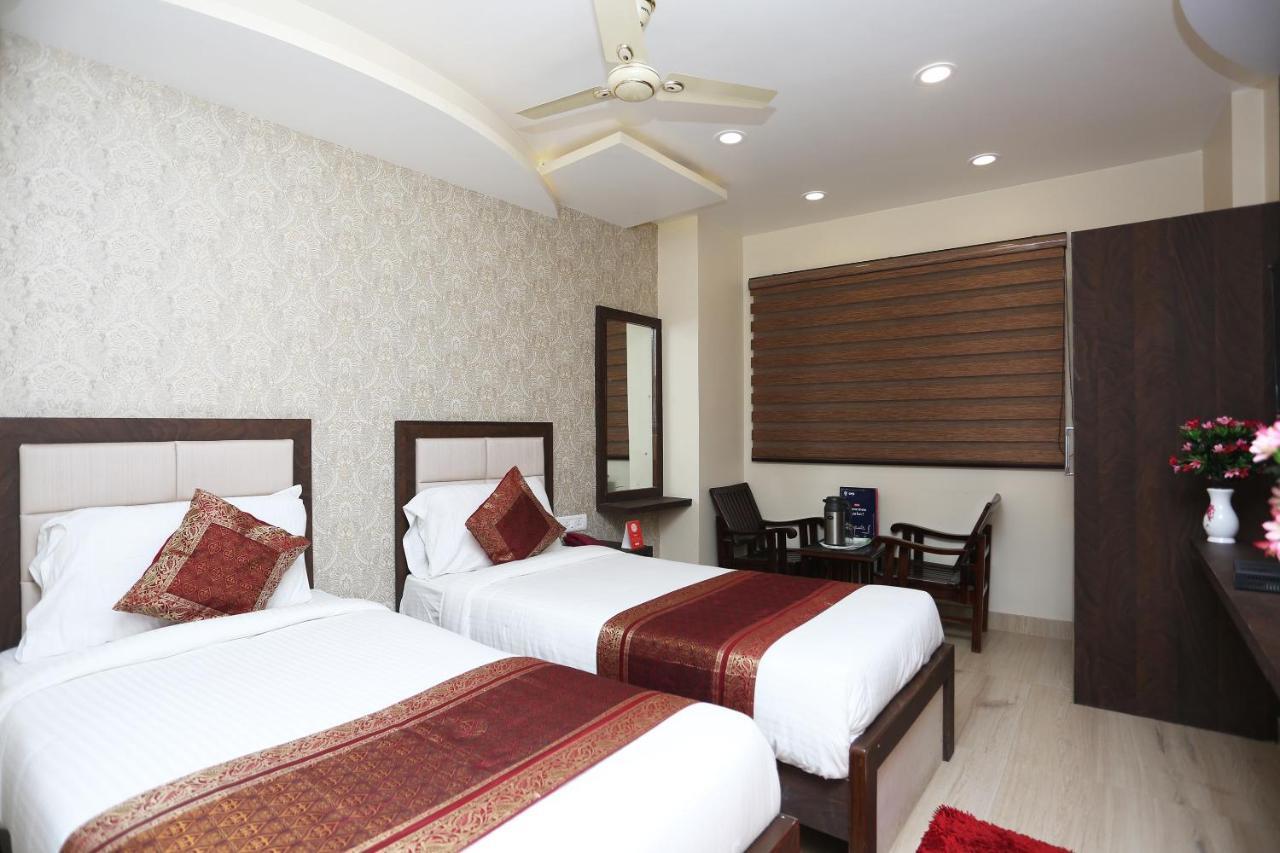 Oyo 10338 Hotel Aadesh Palace バラナシ エクステリア 写真